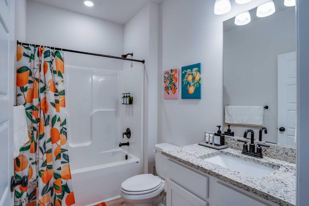 Citrus Cottage: Comfy - Hwy 10 - Peaceful Retreat
